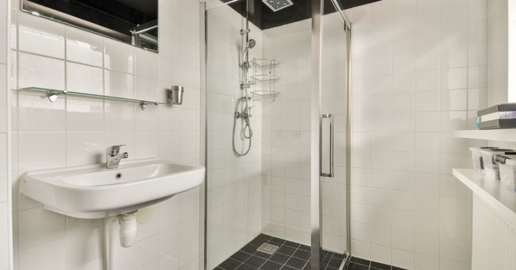 Como Limpar Box de Vidro no Banheiro em Montes Claros: 4 Passos e Dicas Box de vidro em Montes Claros